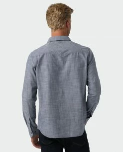 Stio Men's Ashton Chambray Shirt -Stio Online Store M Ashton Chambray Shirt Medium Chambray 3 ddc56e54 98f0 4c7e a727 a33b15e7fb71