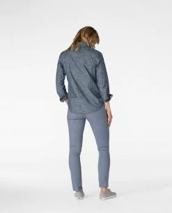 Stio Women's Ashton Chambray Shirt - Past Season -Stio Online Store W Ashton Chambray Shirt Dark Chambray 4 ce33ef92 c561 48bf b56a 4ab330406ed1